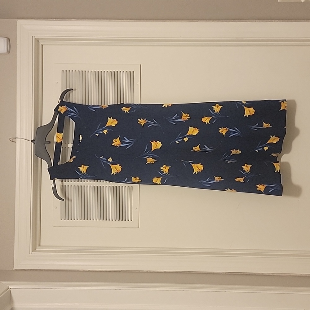 Sleeveless dress with cut out back detail